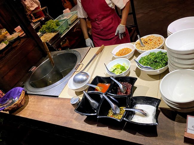 ガイドさんお勧めの、ライブキッチンでフォーを作ってもらいます。<br /><br />お勧め通り美味しかったです！<br /><br />ほとんどは、ビュッフェ料理です。