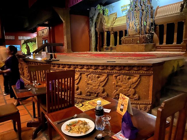 ツアーの締めくくりに「アプラサダンスショー」の行われるレストランに来ました。<br /><br />案内された席は、最前列！<br /><br />このレストランは、とっても大きくて団体客もいっぱい入ってます。<br />日本人の旅行客も大型観光バスで乗り付けてました。<br />アンコールワットは、あんなに空いてたのに　ここは不思議なほど満員！<br /><br />