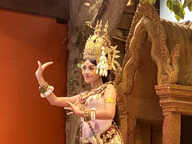 手のカーブが独特で美しい！<br /><br />この方は、ガイドブックで紹介されてるLeapさんですね。<br />お綺麗な方！