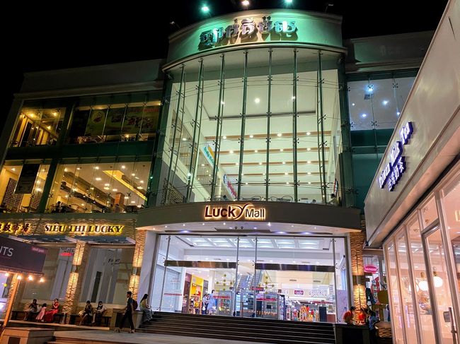 レストランとホテルは、数件隣でした。<br />一人で歩いて帰ります。<br /><br />向かい側のショッピングセンターをチラ見。