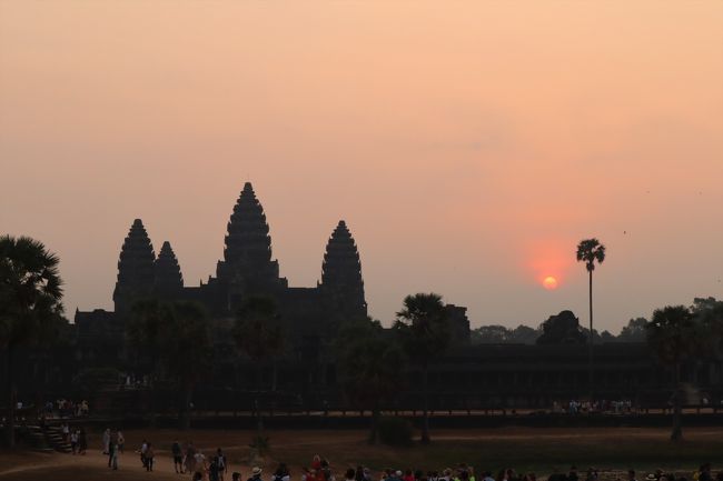 赤く染まった空にアンコールワットのシルエット！<br /><br />これが見たかったんです！！