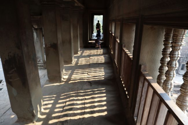 コントラストを楽しみながら回廊を歩きます。