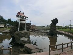 人口中海にある、奇岩・二見岩(画像右)。
海上安全と大漁を祈願する恵比須様を祭った小さな祠と鳥居が立っています。