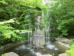 「奥薬研修景公園」
奥薬研は昭和初期のころは「湯の股」といわれ、保養所として賑わっていました。
その後、新しく修景公園として整備され、古くからあるかっぱ伝説で語られる露天風呂と新しい露天風呂があります。

また薬研温泉には、恐山を開山した慈覚大師円仁が道に迷って怪我をした際に、河童に温泉に入れられて助けられたという伝説があります。
この伝説にちなんだ'河童の像'が公園内にありました。