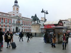 ソル駅で降りて外に出ると、そこはプエルタ・デル・ソル。
自治政府庁の建物に向かって、カルロス3世の騎馬像が立っている。
その向こうに0キロメートル地点表示がある。