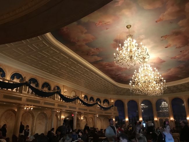 まさに美女と野獣のダンスしたホール、、！外は雪が降っている演出もさすが、、