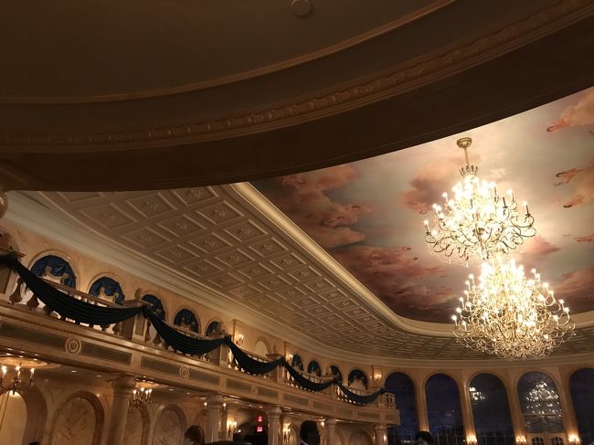 天井とシャンデリアのバランスが絶妙、、