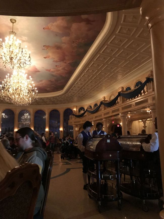 台に乗せて運んできてくれます