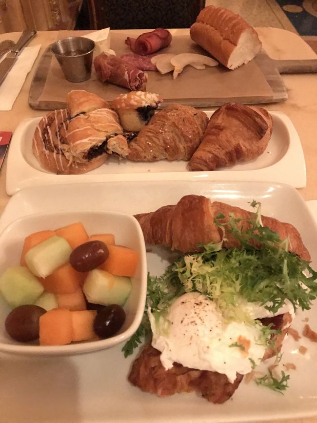 ひたっていたら、運ばれてきました！！！<br />賛否両論あるようですが、、わたしは今回の旅で1番美味しかった！！！クロワッサンサンド！