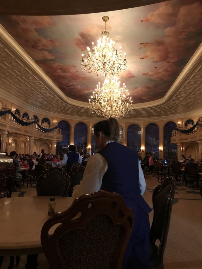 サーブする姿もさまになっています