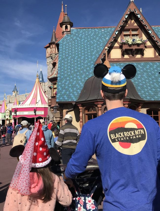 アメリカは被り物よりTシャツ派が多いけど楽しんでる親子も♪とっても素敵！