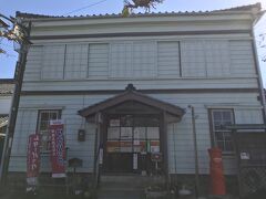 知多岡田簡易郵便局へ。
木造のファンシーな外観です。