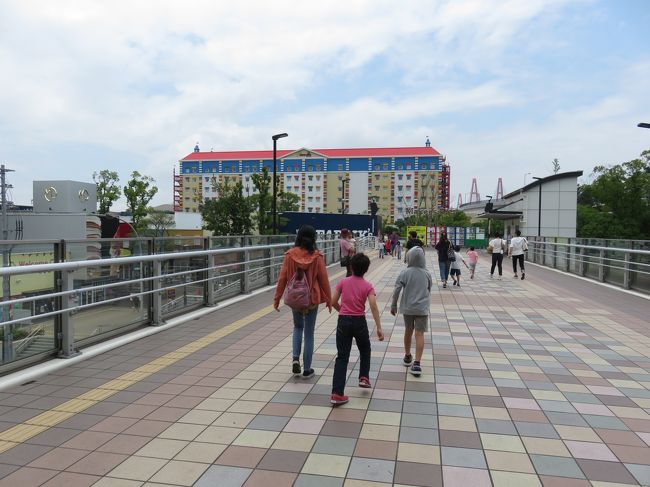 自宅を出発して、昼前にはレゴランドに到着です。<br />なんだ、意外と車でも名古屋行けちゃうね。<br />レゴランドには、少し遠めの駐車所に車を止めて歩いていきます。