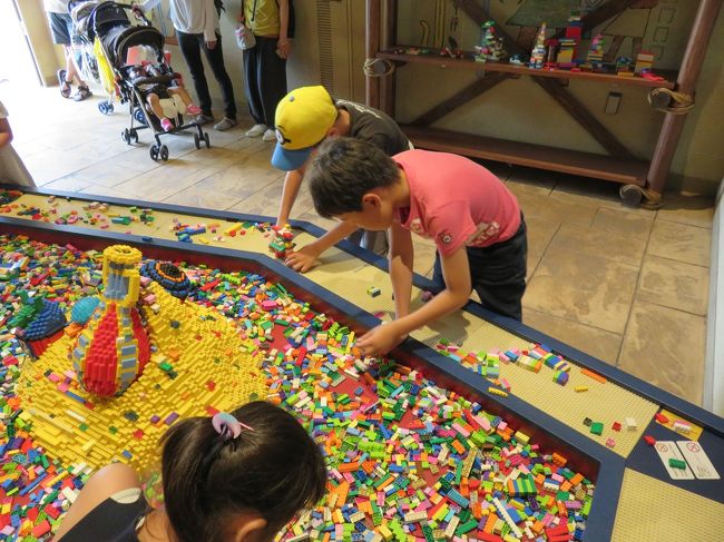 レゴコーナーでめっちゃ組み立てて遊びます。<br />最近はそんなにしてなかったけど、好きな子にはたまらないエリアですね。
