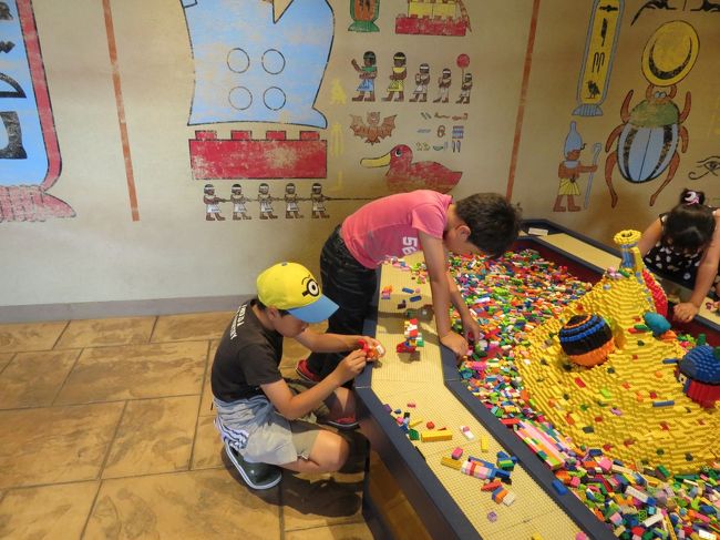 ひたすら何かを組み立てています。