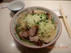 さすがに老舗のラーメン屋さん、これが美味い！！
茹でたキャベツと、細かく切ったチャーシューと麺を一緒に頬張るのがここの流儀。　美味しいなー！
40年以上前に亡くなった義理の父が大好きだったそうで、「孫も美味しい言ってますよ！　味覚が同じなんだね。」と天の義理の父に。