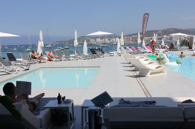 黄金色に輝く地中海を望む人気の <カフェ・デル・マール>の 特等席で