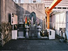 寝屋川沿いには、大阪大空襲京橋駅爆撃被災者慰霊碑が建立されている。