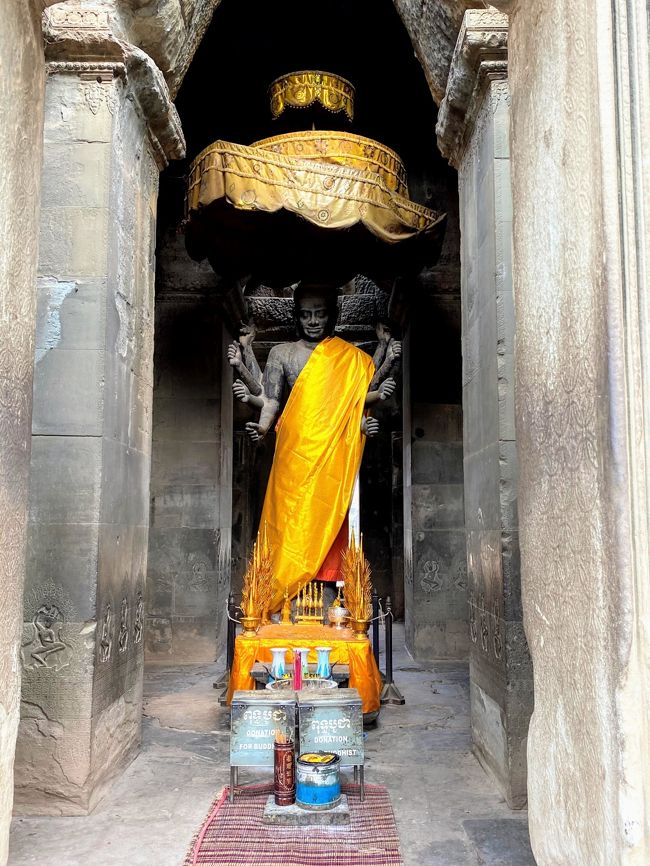 珍しいで出来事がありましたが　その後は静かに観光を続けます。<br /><br />高さ４ｍのヴァシュヌ神像<br />