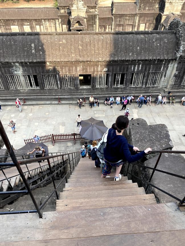 写真撮るのも怖かったですがいよいよ私も降りることに・・怖い～～！<br /><br />一歩目が一番怖かったです。<br />その後は、思ったより平気、手すりも付いてますし・・・。<br />個人差があると思うので体験するのがお勧めです！<br />