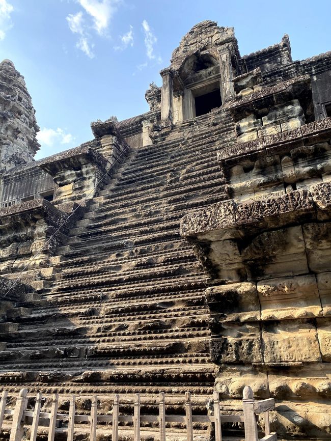 昔の人は、この階段を登ってたんですよね。<br />怖すぎます！