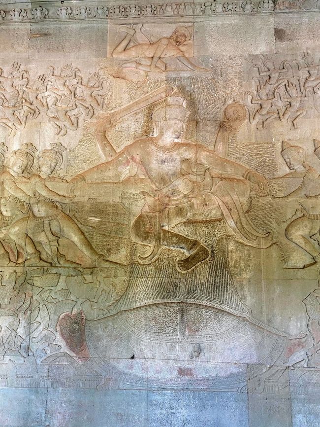 「乳海攪拌」<br /><br />上に「インドラ神」<br />中央に「ヴィシュヌ神」<br />下に「大亀（クールマ）」<br /><br />