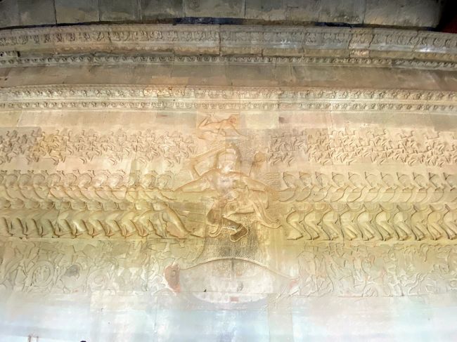 アンコールワット第一回廊のレリーフの中で最も有名「乳海攪拌」<br /><br />綱引きの場面