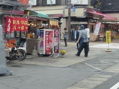 東名を降りて、豊川稲荷の門前にある「おきつね本舗」の前を通過します。

こちらのお店、「おきつねバーガー」が有名なのですが、店の前に車を停めると店員さんが注文を取りに来てくれる"ドライブスルー"なのです。

もちろん混雑時はダメなのですが、このくらい人通りが少なければ是非とも利用してみたいです。

他にも気になるメニューが多数あるのですが、今回はパスし、次回ゆっくり食べに来たいと思います。