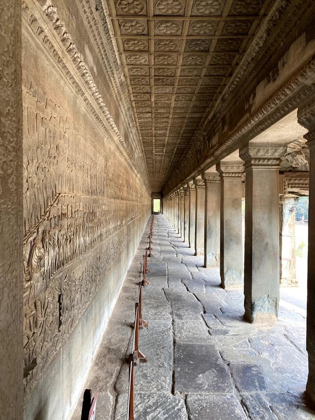 最後に第一回廊に戻ってたくさんのレリーフ観賞。<br /><br />ガイドさんの説明を聞きながらゆっくりと・・。