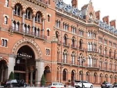 荷物を持ったまま、キングスクロス駅に移動。
お隣のセント・パンクラス・ルネッサンス・ホテル(St Pancras Renaissance Hotel)があまりに美しいので思わず写真撮影。