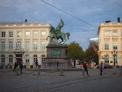 ロワイヤル広場にてトラムを下車。
広場中央にあるのは第1次十字軍の指導者、ゴドフロワ・ド・ブイヨンの騎馬像。