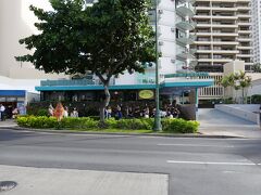 乗るバス停は、エッグスンシングスワイキキビーチ店前の"Kalakaua Ave + Opp Uluniu Ave"