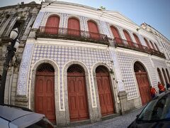 【世界のコーヒー文化の発祥の地：サントスの街並み】

写真：おっ！この建物は、まさにポルトガルのタイル仕立てではないですかぁ....