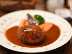 この日のお昼はお客さんで満席の喫茶店、「Cafe Salon de The OKA」さんへ。
気さくなお母さんが切り盛りしている人気店で、栃木牛を使ったランチメニューはボリューム満点。サービスも良く、また伺いたいお店です。