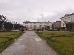 ホーエンザルツブルク城の側から見た
ミラベル庭園とミラベル宮殿

こちらもミラベル庭園と組み合わさって
綺麗に見えますね～