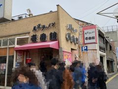 開店10分前の10時50分に尾道ラーメン壱番館に到着です。
すでに並んでますね。