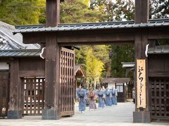 3日目、開園直後の「日光江戸村」デパートみたいにお侍さん達が一列になってお出迎えしてくれました。「おはようございまする」の掛け声にはちょっと笑っちゃいました。