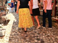 旧市街をブラブラ
でもこの石の道が曲者なんですよ～！クッシーは靴裏に溝がほとんどないペタンコ靴を履いていたので、橋だけでなく街中も滑って歩きにくかったです（＾＾；）
モスタルへ行く時は滑りにくい靴で行きましょう！