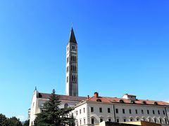 ドゥブロヴニクを出発してから3時間、モスタルに到着
バスが停まった場所は100m以上もの高さの塔を持つカトリック系教会のそばですが・・・
