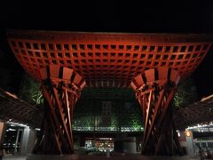 金沢駅　鼓門　夜のライトアップ
20：30くらいでしたが人があまりいなくて写真が撮りやすかったです。
