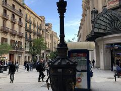 カタルーニャ広場に行く途中にカナレテス噴水があった。噴水は、１４世紀に市の北壁につくられたが、後に古い噴水は取り壊され、代わりに１８９２年に現在のような錬鉄製の噴水街灯柱が建てられた。この噴水の水を飲めば必ずバルセロナに戻るという言い伝えがある。