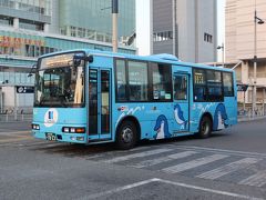 空港に向かうリムジンを待つ間に・・・ことでんバスの路線バス。