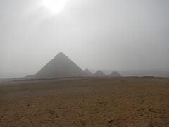 ピラミッドビューポイント。

クフ王・カフラー王そしてその息子のメンカウラー王のピラミッドの他に
王妃のピラミッドなどがあります。
ここギザ地区はナイル川西岸。
死者の都であった場所です。