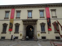 アンブロジアーナ図書館・美術館
Biblioteca Pinacoteca Accademia Ambrosiana

ここにはレオナルド・ダ・ヴィンチの「音楽家の肖像」とカラバッジョの「果物籠」がある。中は写真撮影禁止の為紹介はここまで。訪問した時にはダ・ヴィンチ直筆の寄稿、メモが沢山展示してあった。ダ・ヴィンチが描いた唯一の男性の肖像画、「音楽家の肖像」(1485)。未完とされているがほぼ完成している。手にした楽譜の内容まで読み取れる距離でみることができるのは感動。カラバッジョの「果物籠」(1596)はリアルすぎ。

「音楽家の肖像」
https://www.wikiart.org/en/leonardo-da-vinci/portrait-of-a-musician-1485

「果物籠」
https://www.wikiart.org/en/caravaggio/basket-of-fruit-1596-1