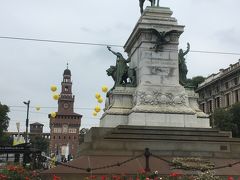 スフォルツェスコ城(Castello Sforzesco)前のCairoli Castello駅周辺。

ランナバウトの中央に建つのはジュゼッペ・ガリバルディの銅像。

ジュゼッペ・ガリバルディ（イタリア語: Giuseppe Garibaldi, 1807年7月4日 - 1882年6月2日）は、イタリア統一運動を推進し、イタリア王国成立に貢献した軍事家である。イタリア統一を進めるため、多くの軍事行動を個人的に率いた。ヨーロッパと南米での功績から「二つの世界の英雄」とも呼ばれ、カヴール、マッツィーニと並ぶ「イタリア統一の三傑」の一人とされる。
1860年、千人隊（赤シャツ隊）を組織してシチリアの反乱を援助し両シチリア王国を滅ぼした。その後、征服地をサルデーニャ王エマヌエーレ・ヴィットーリオ2世に献上してイタリア統一に大きく貢献した。その後は政治家となることなく、余生をカプレーラ島で送った。(Wikiより)