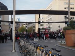 ブリュッセル中央駅前では、またもチリ国旗が掲げられた抗議活動が行われていました。一昨日のよりもスケールアップしている感じ。