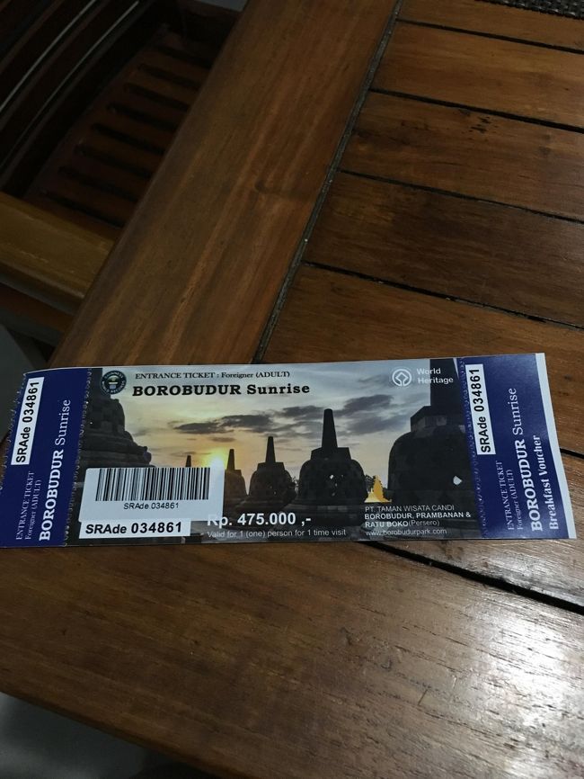 3時半にホテルにお迎えがきました。<br />部屋で準備をしていたところ、カメラにSDカードが入っていないことに気づき・・・。<br />もちろんこの時間に空いてるお店などないので、写真はすべてiphone6sでの撮影となりました。。<br />ボロブドゥール遺跡のサンライズを撮りたくて来たのに、なにやってるんだろう・・・