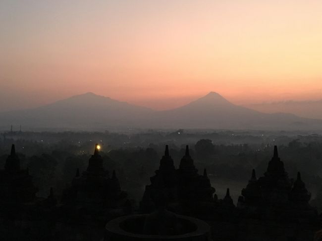 すでにすごい人！<br />三脚立てて撮影してる方も多かったです。