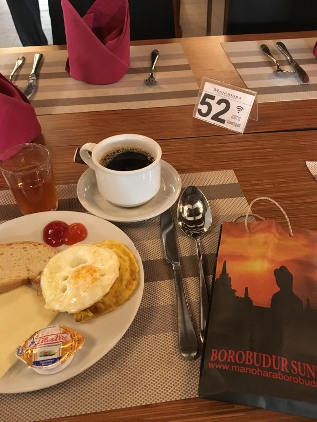 スタート地点のホテルに戻って朝食です。<br />こちらも料金に含まれていました。