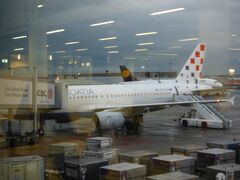 クロアチア航空乗り場前の待合室近くのレストランで一人夕飯。